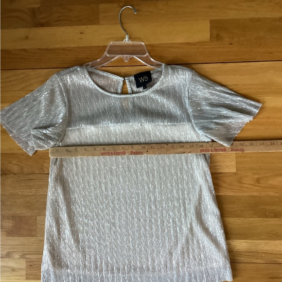 Metallic silver/gold yoke, flutter cap sleeves. - Picture 5 of 5